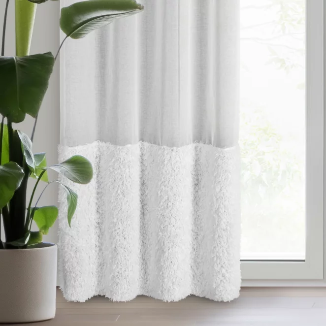 Firana biała z etaminy zdobiona w dolnej cześci firany puszystą futrzaną aplikacją 140x270 cm taśma MARION