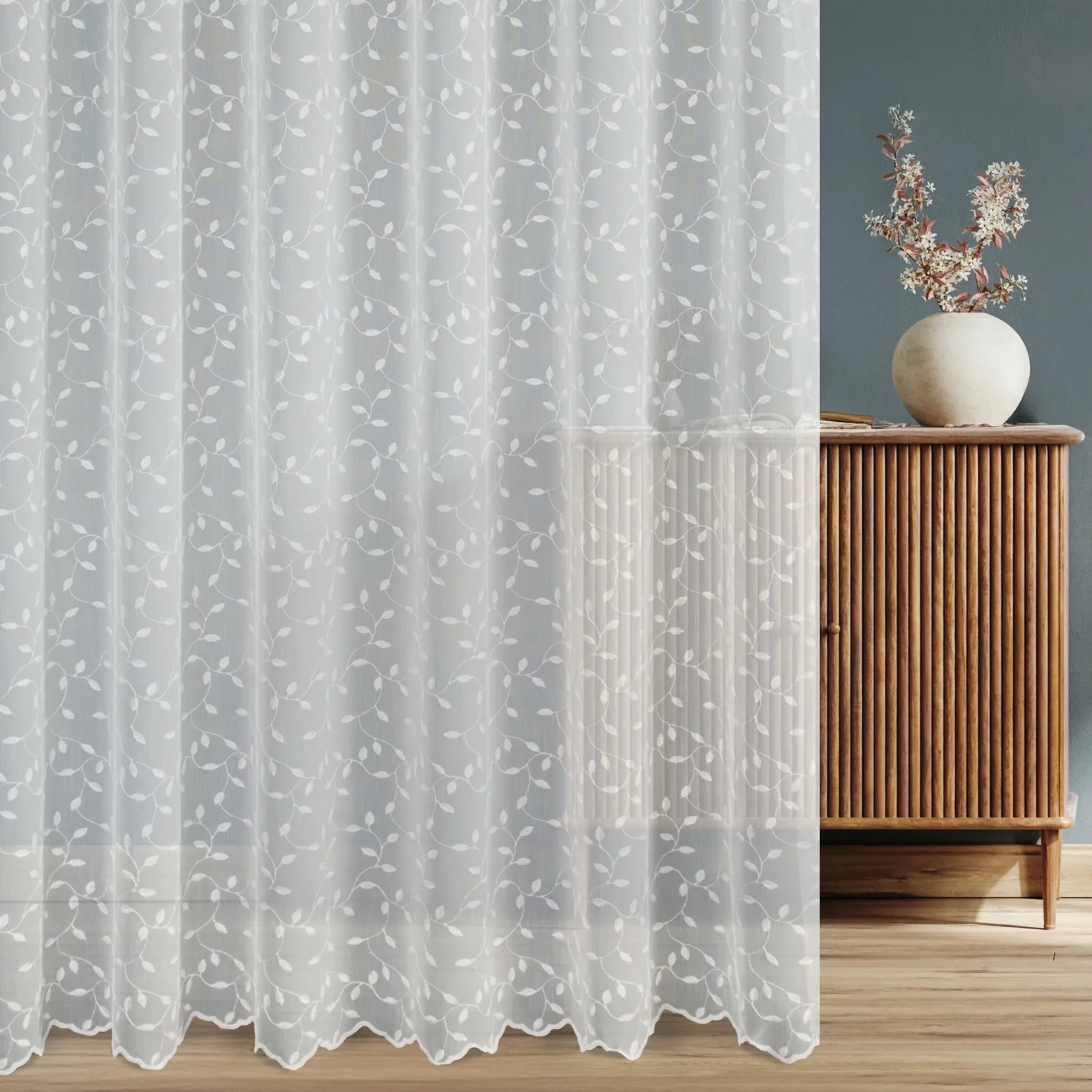 Firana szyta na taśmie fala biała z tkaniny z efektem deszczyku, zdobionej haftem roślinnym