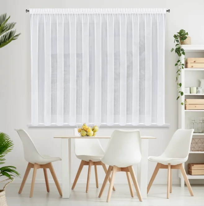 Firana biała z gładkiego mlecznego woalu wykończona szwem obciążającym VIOLET 400x170 cm taśma