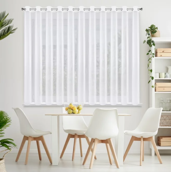 Firana biała z gładkiego mlecznego woalu wykończona szwem obciążającym VIOLET 400x150 cm przelotka