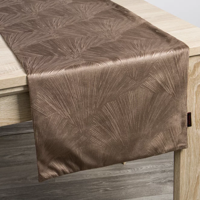 Bieżnik na stół brązowy 40x140 cm welwetowy GOJA z błyszczącym nadrukiem w formie liści miłorzębu PIERRE CARDIN