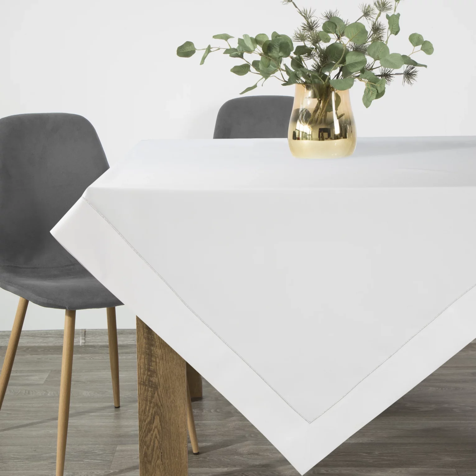 Obrus biały 140x180 cm KARIN z ozdobną listwą oraz srebrną wypustką w eleganckim opakowaniu