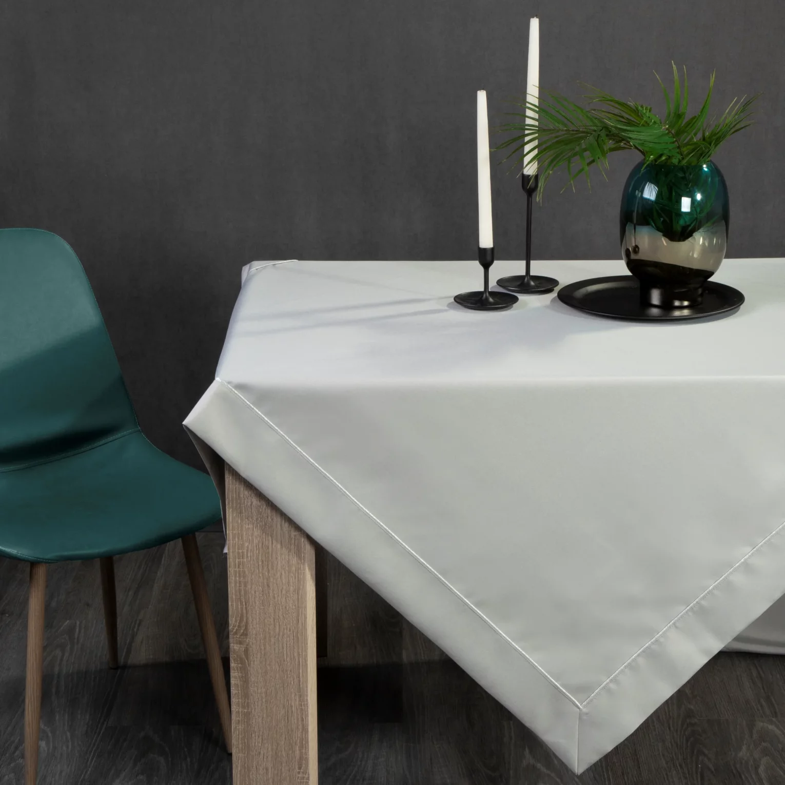Obrus jasnoszary 145x350 cm KARIN z ozdobną listwą oraz delikatną wypustką w eleganckim opakowaniu