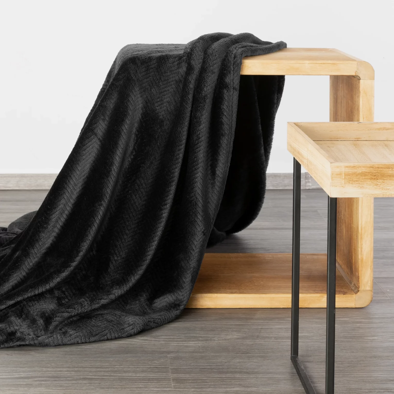 DESIGN 91 Koc CINDY 5 miękki i miły w dotyku z wytłaczanym wzorem jodełki