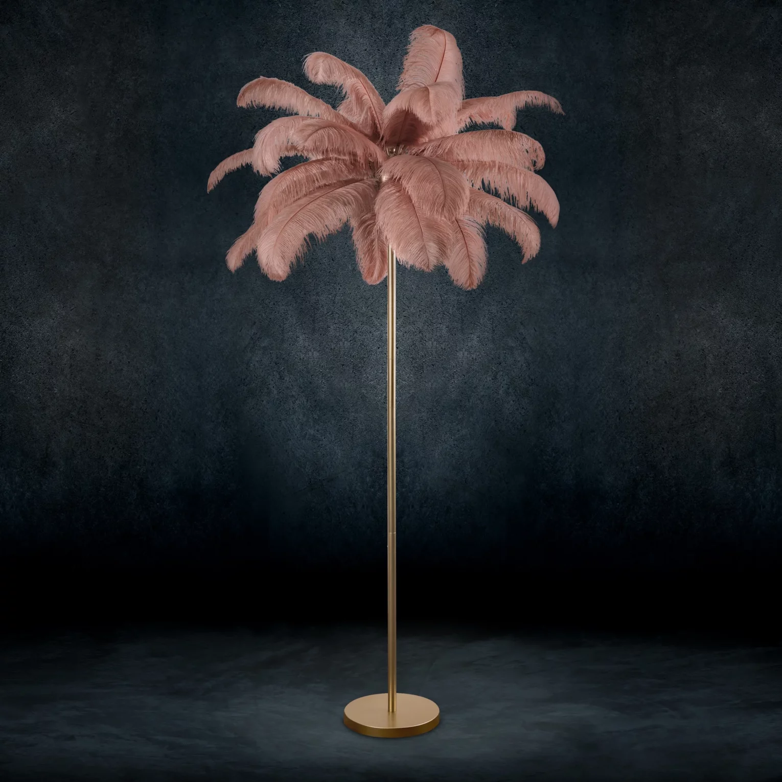 Lampa stojąca do salonu pudrowo różowo, szampańska na metalowej podstawie z efektownym abażurem z naturalnych strusich piór 95 x 95 x 180 cm FERI