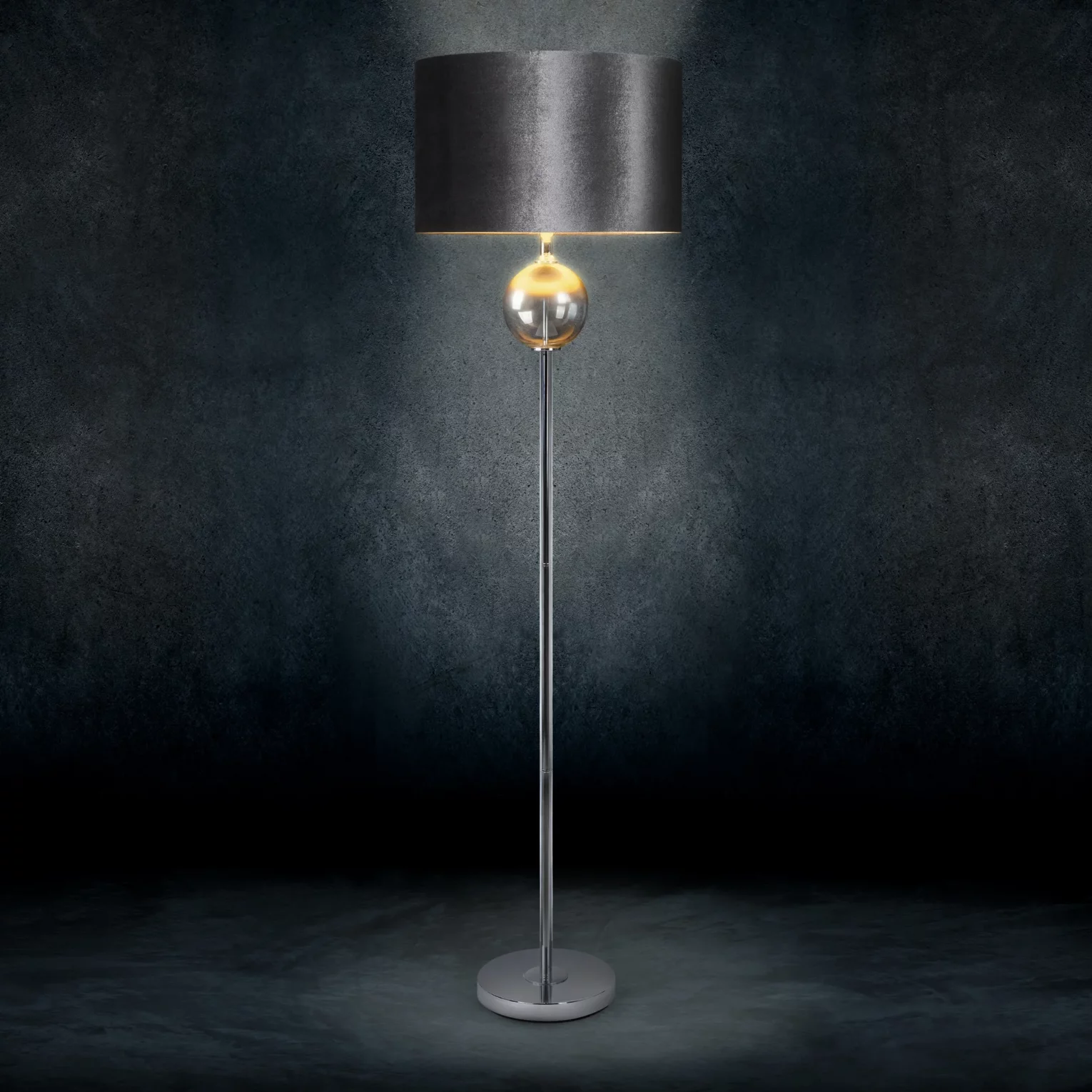 Lampa stojąca KELSI na podstawie łączącej szkło i metal z welwetowym abażurem