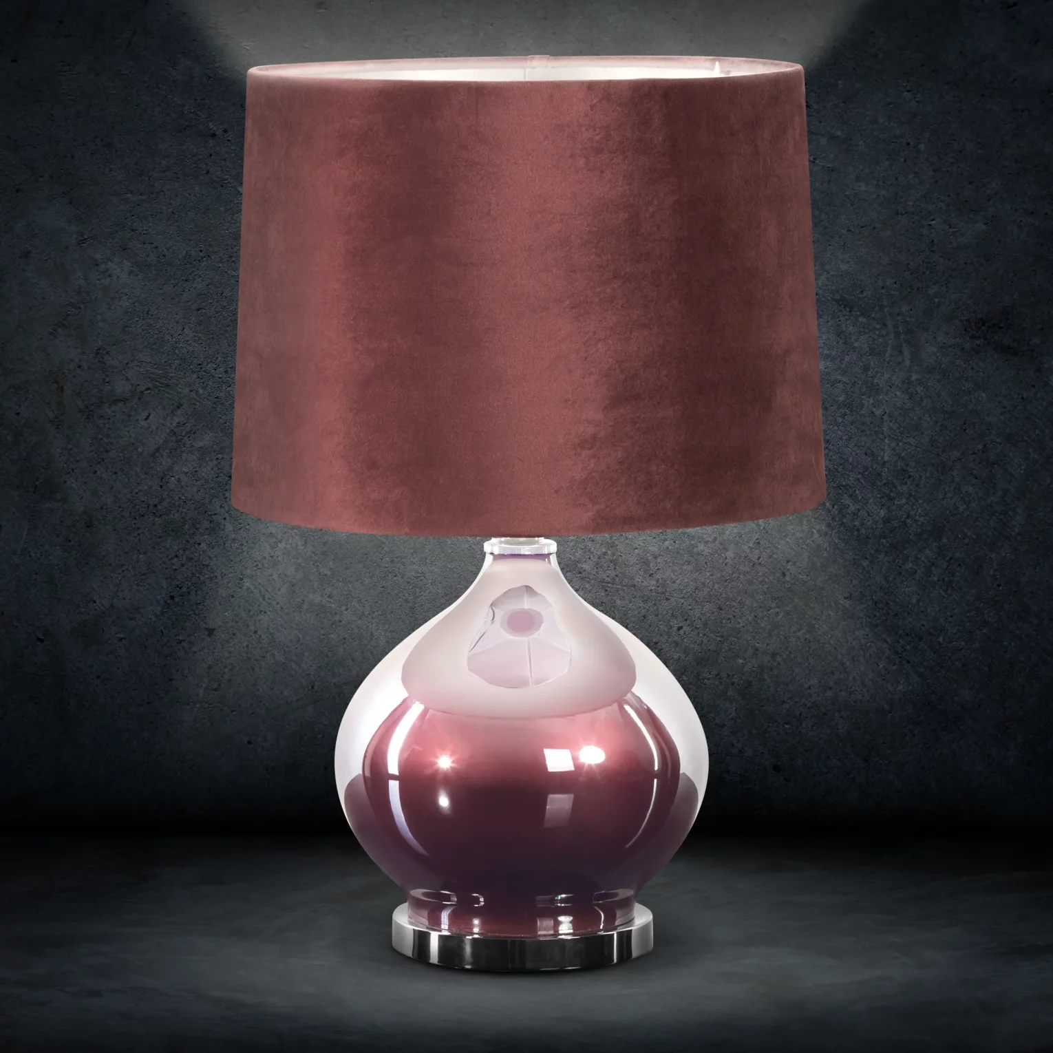 Lampa stołowa do pokoju bordowa BETH na kulistej podstawie łączącej perłowe szkło i metal z welwetowym abażurem