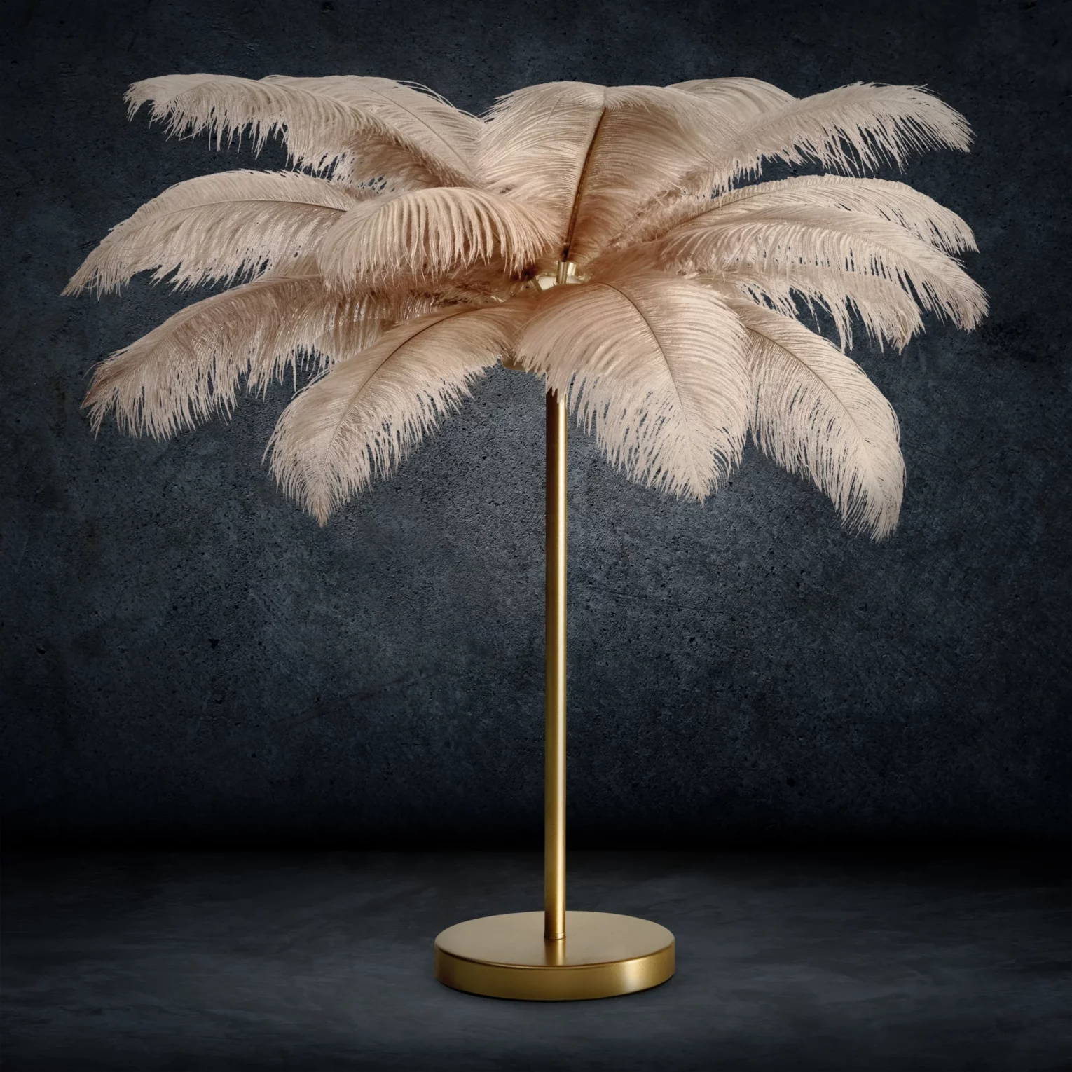 Lampa stojąca do salonu beżowo, szampańska na metalowej podstawie z niezwykle efektownym abażurem z naturalnych strusich piór 65 x 65 x 68 cm FERI