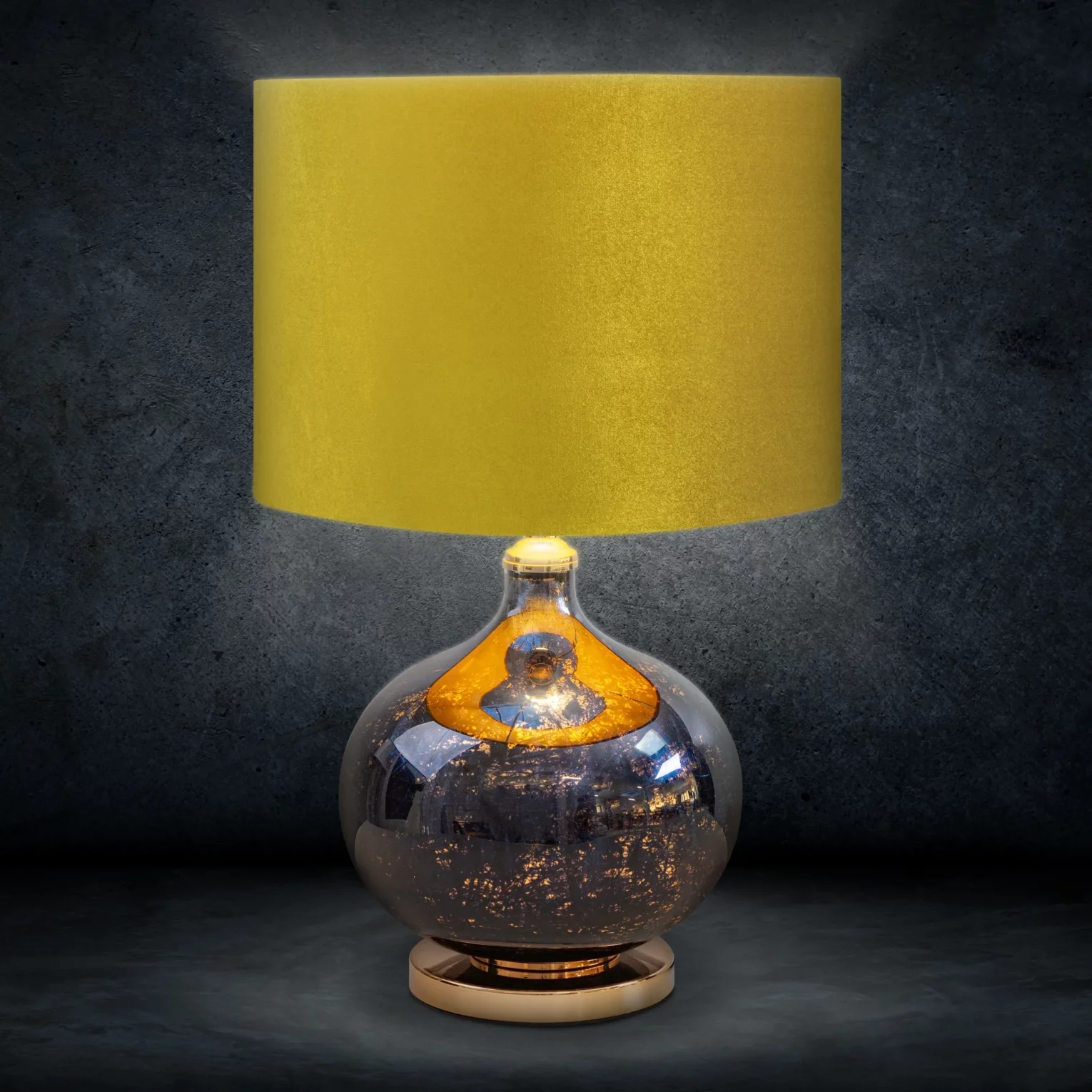 Lampa stołowa KATIE na szklanej podstawie z przecieranego szkła czarno-złota z welwetowym złotym abażurem