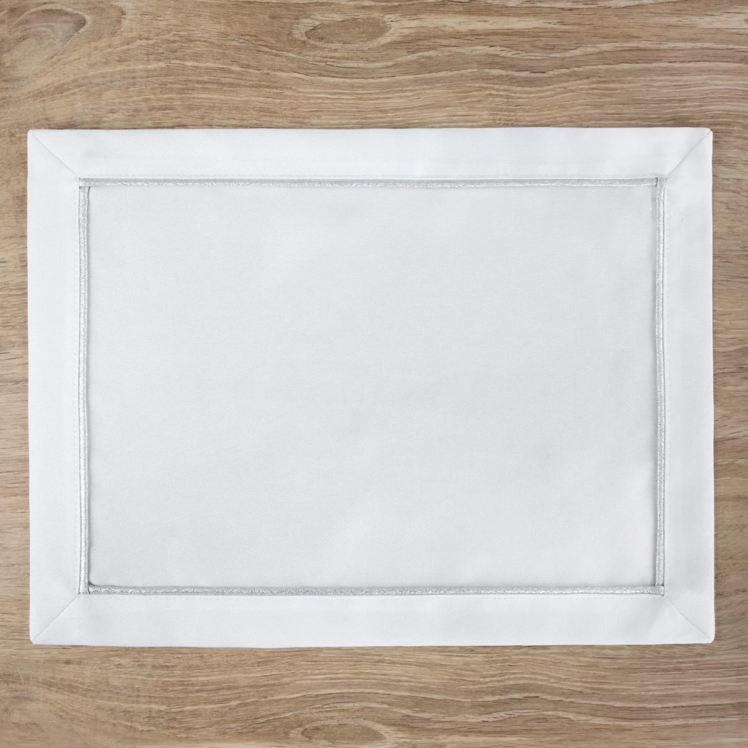 Komplet podkładek 4 szt 30x40 cm białych MADELE ze srebrną lamówką