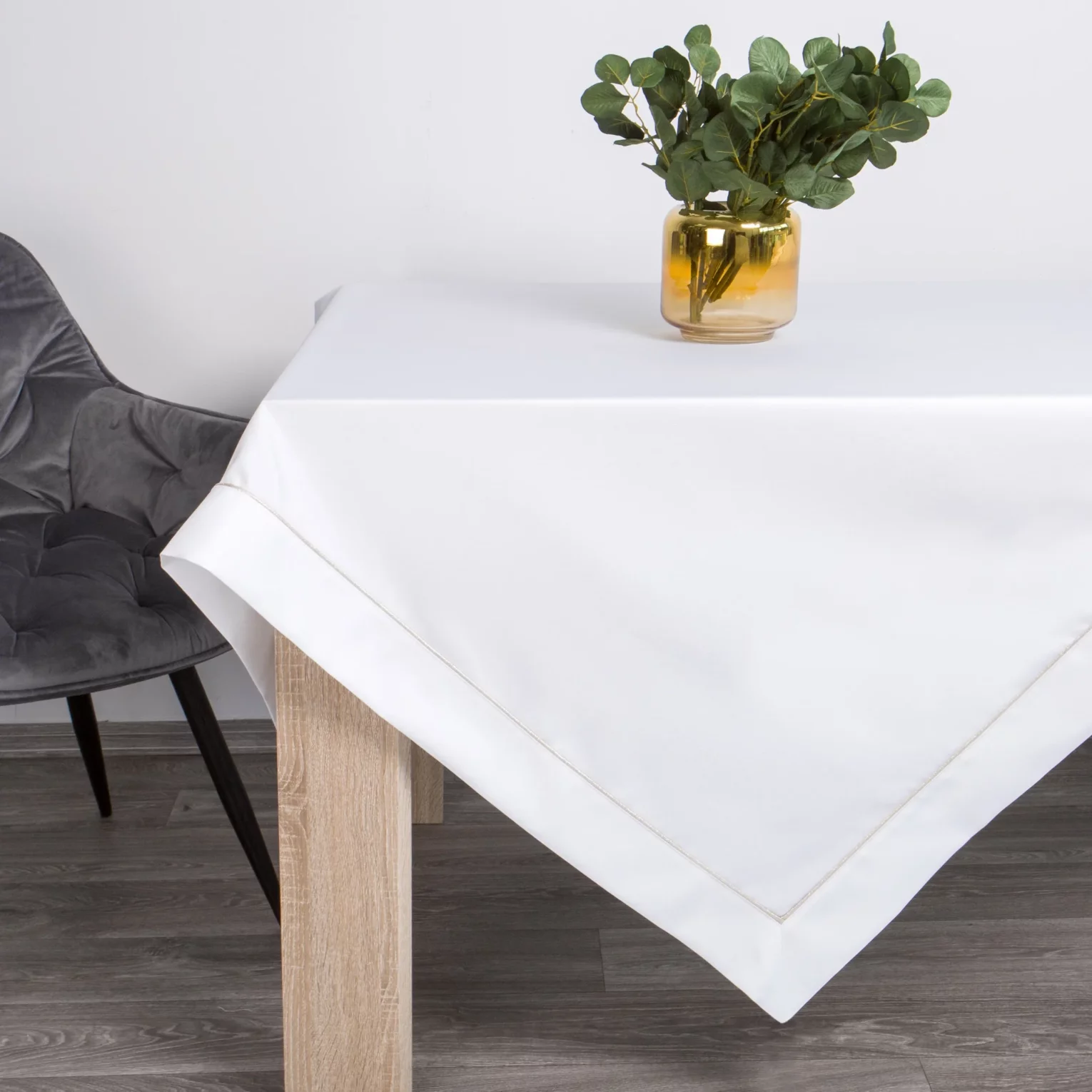 Obrus biały 140x180 cm MADELE z delikatną złotą lamówką