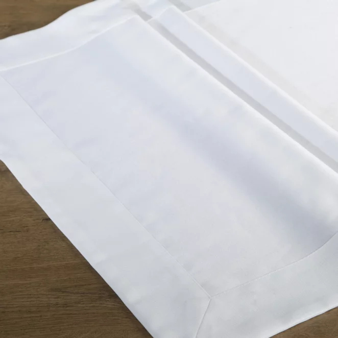 Bieżnik na stół biały 85x85 cm MILA zdobiony delikatnie nabłyszczaną listwą w eleganckim opakowaniu