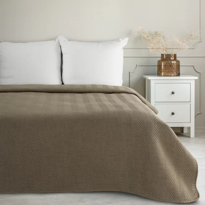 Narzuta z tkaniny o strukturze lnu ciemnobeżowa 200x220 cm pikowana w wzór jodełki LEN 3 Eurofirany Premium