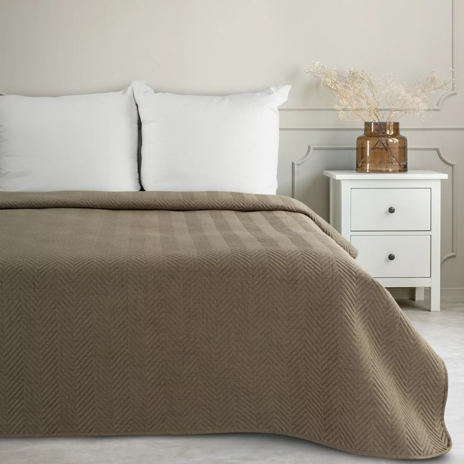 Narzuta z tkaniny o strukturze lnu ciemnobeżowa 170x210 cm pikowana w wzór jodełki LEN 3 Eurofirany Premium