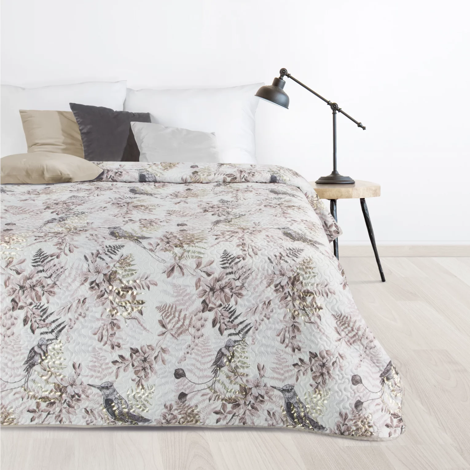 Narzuta biało, beżowa 220x240 cm z nadrukiem z motywem ptaków i gałązek ze złocistymi akcentami POLY Design 91