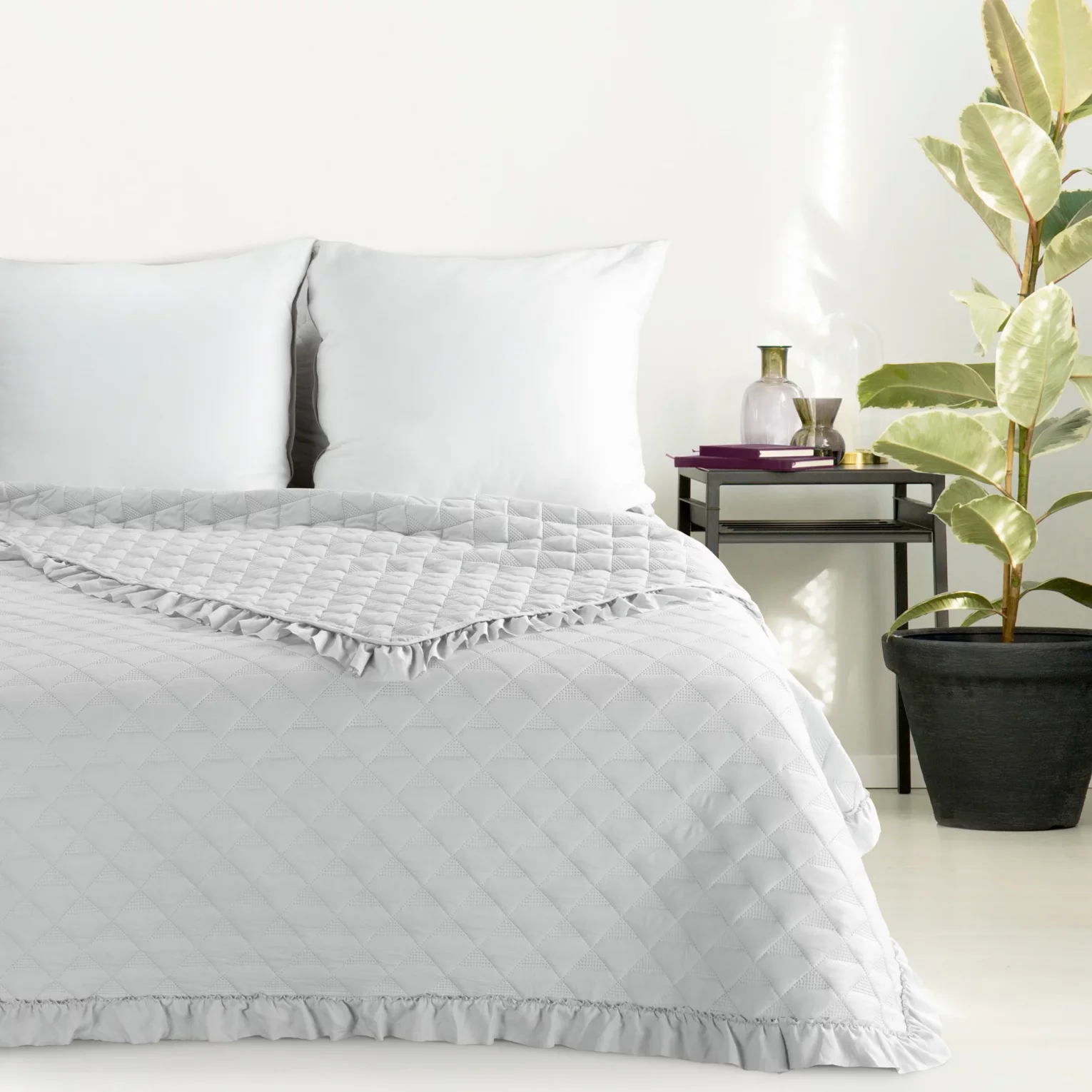 Narzuta srebrna 200x220 cm obszyta falbaną pikowana techniką hot press VANESA Eurofirany Classic