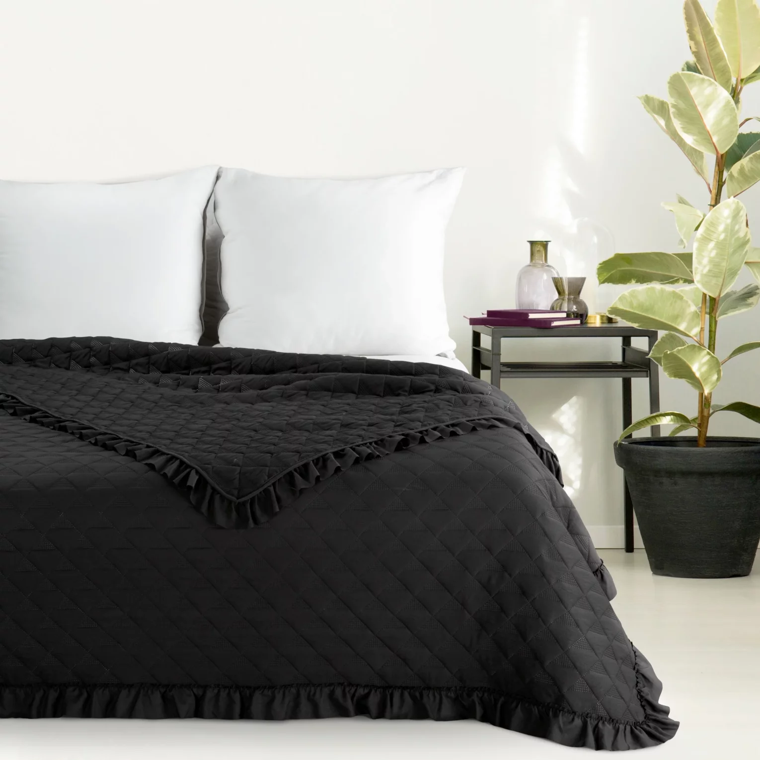 Narzuta czarna 200x220 cm obszyta falbaną pikowana techniką hot press VANESA Eurofirany Classic