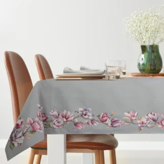 Obrus popielato, różowy 140x180 cm gobelinowy zdobiony motywem kwiatów magnolii