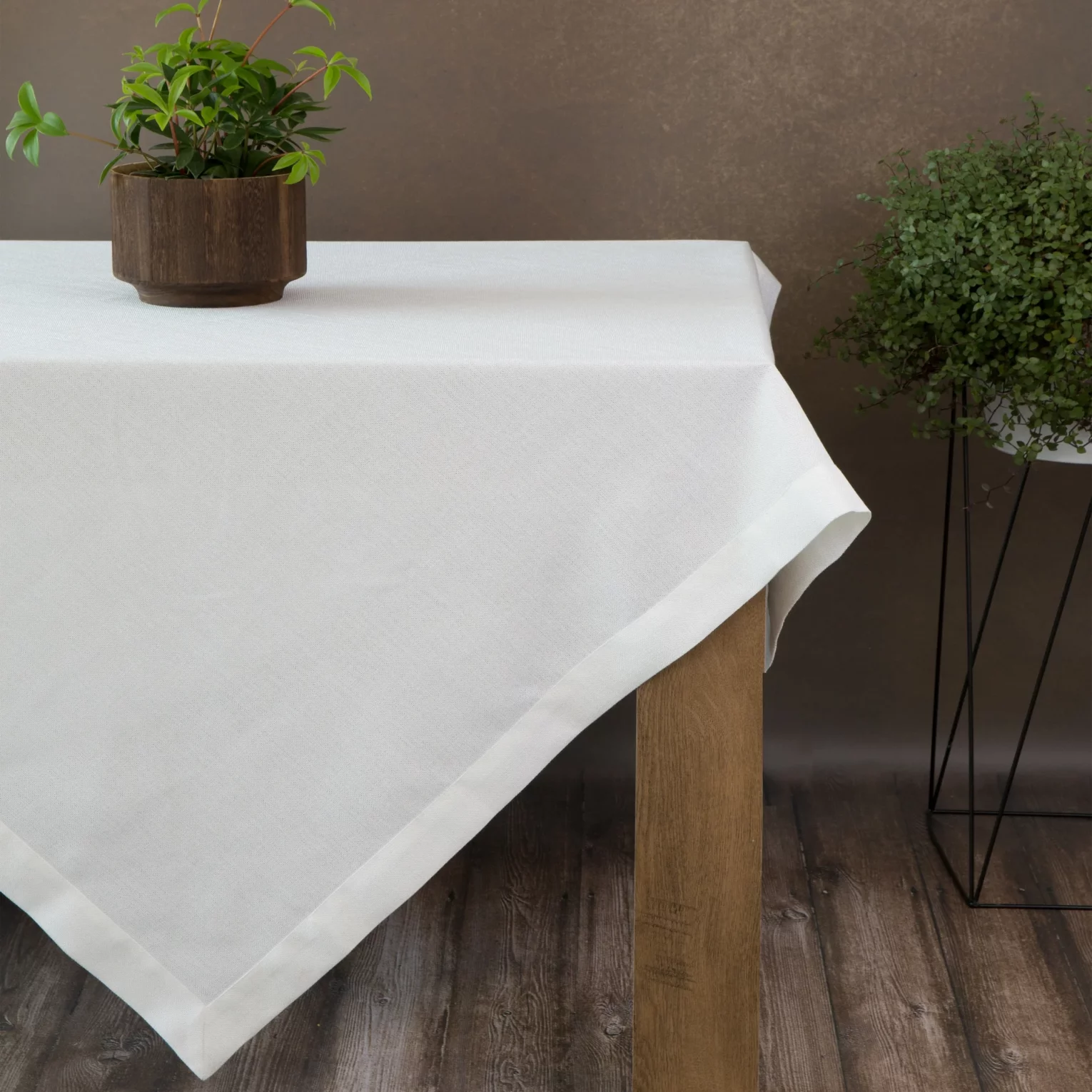 Obrus biały 145x300 cm z tkaniny przypominającej płótno STELLA 2 z podwójną listwą na brzegach