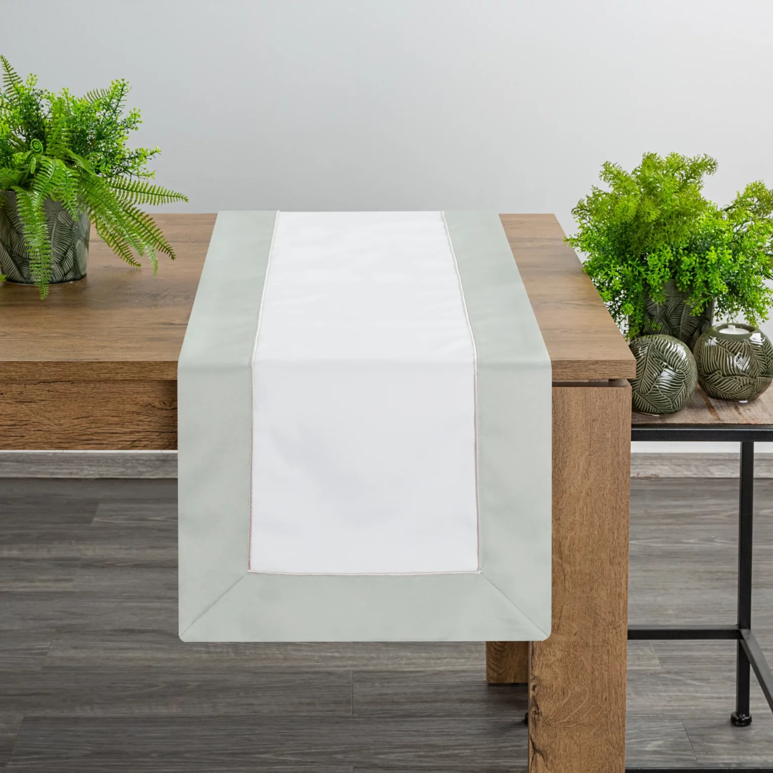 Bieżnik na stół naturalno, oliwkowy 40x140 cm z kolekcji SYLVIA kremowy z oliwkową listwą