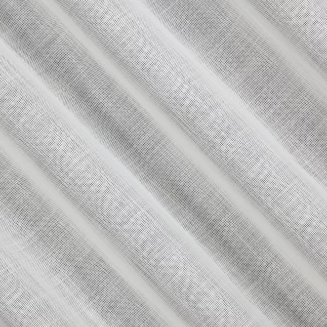 E25/4 Firana szyta na taśmie 5 cm naturalna o luźnym splocie z dodatkiem transparentnej nici, nadającej delikatny połysk tkaninie, wykończona obciążnikiem