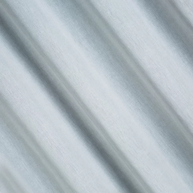 P230/6 Zasłona szyta na taśmie 5 cm błękitno jasnoszara z półprzezroczystej tkaniny o wyglądzie drobnego deszczyku i delikatnym połysku, wykończona obciążnikiem