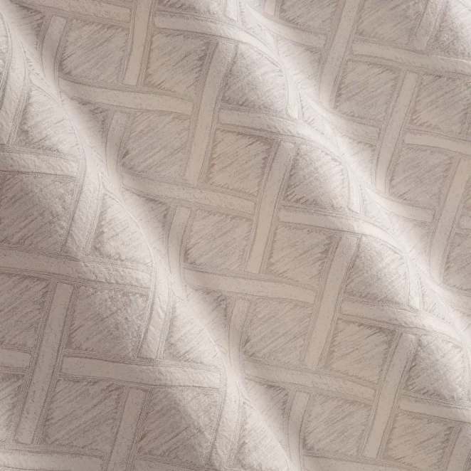 M123/3 Zasłona szyta na taśmie 5 cm CROWN4 kremowo złocista z eleganckiej tkaniny z geometrycznym wzorem 3D i delikatnie błyszczącą nicią