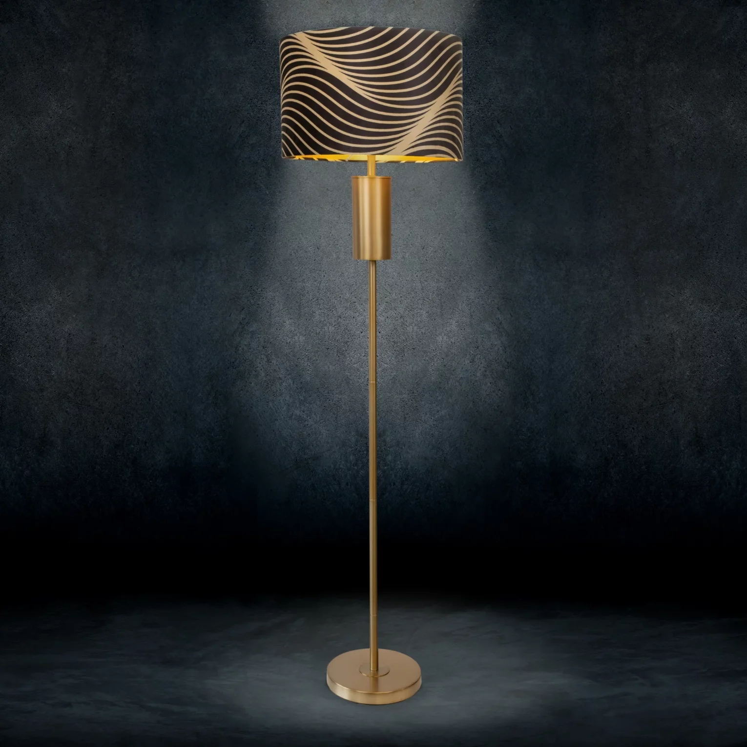 LIMITED COLLECTION Lampa stojąca VICTORIA 3 z nowoczesną metalową podstawą i welwetowym abażurem SIŁA ZŁOTA